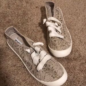 NWOT beige lace shoes